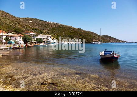 Kleine hölzerne traditionellen Fischerboot im Hafen Hafen von Sivota Dorf Lefkada Lefkas griechischen Insel Griechenland Stockfoto