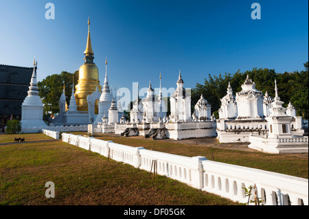 Goldene Pagode oder Chedi, weiß getünchte Gräber, königlichen Friedhof, Wat Suan Dok, Chiang Mai, Nord-Thailand, Thailand, Asien Stockfoto