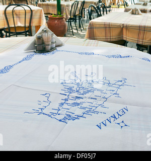 Typische Papier Tischdecken im Restaurant griechische Taverne mit Drucken der Inselkarte Nidri Nydri Lefkada Lefkas Insel Griechenland Stockfoto