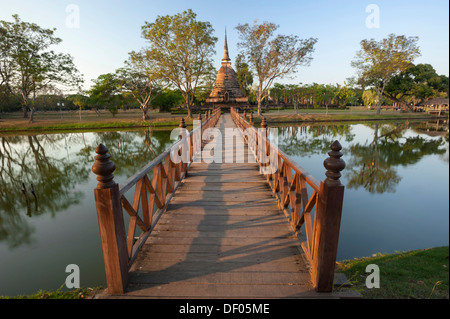 Holzbrücke, Wat Sa Si oder Sra Sri Tempel, Sukhothai Historical Park, UNESCO-Weltkulturerbe, Nord-Thailand, Thailand Stockfoto