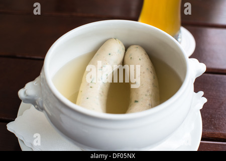 Weißwurst - typische bayrische Weißwürste mit Hefeweizen (Weizenbier) Stockfoto