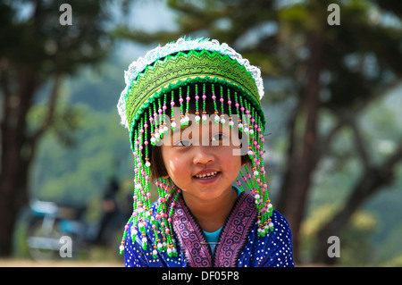 Lächeln kleine Mädchen in Tracht, Kostüm, Neujahrsfest, hill Hmong, Stamm, ethnische Minderheiten, Provinz Chiang Mai Stockfoto