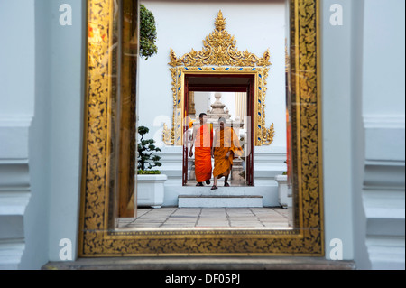 Mönche, die zu Fuß in einen Flur, Wat Pho oder Wat Prha Chetuphon, Bangkok, Thailand, Asien Stockfoto