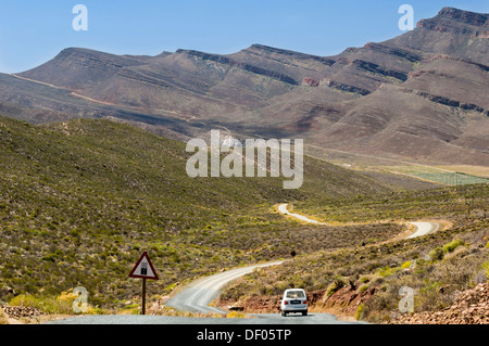 Auto auf der Straße unterwegs, Warnung Sing für Schotterstraße, Cederberg Mountains, Western Cape, Südafrika, Afrika Stockfoto