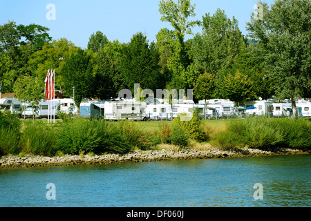 Campingplatz neben dem Fluss Mosel, Koblenz, Rheinland-Pfalz, Deutschland Stockfoto