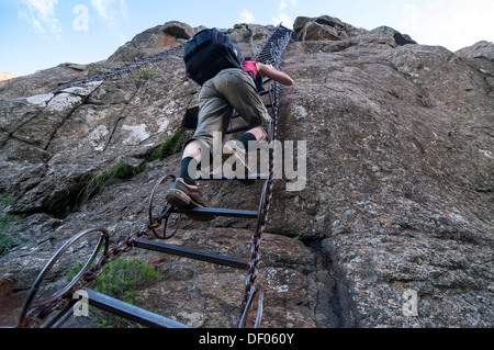 Frau auf einer festen Kletter Leiter auf einem Felsen, Sentinel-Wanderweg, Drakensberge, KwaZulu-Natal, Südafrika, Afrika Stockfoto