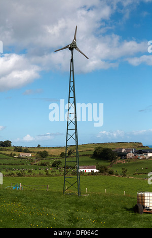 Kleinwindanlage einschalten abgelegenen ländlichen Bauernhof in Nordirland Stockfoto