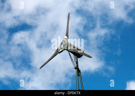 Kleinwindanlage einschalten abgelegenen ländlichen Bauernhof in Nordirland Stockfoto