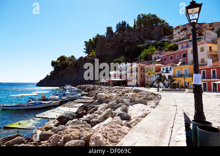 bunte Häuser Wohnungen mit Blick auf Hafen von Parga Hafenstadt Griechisch Griechenland Stockfoto