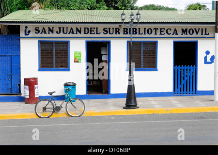 Vor einem Haus in San Juan del Sur, Nicaragua, Mittelamerika Stockfoto