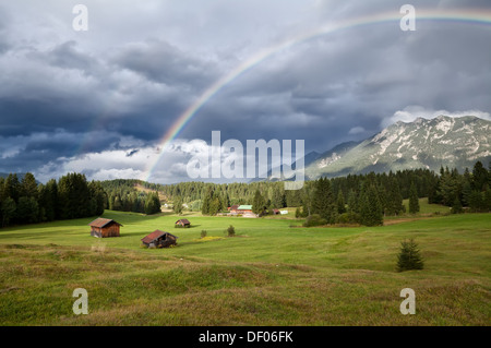 Regenbogen über Karwendel Gebirge im Allgäu, Deutschland Stockfoto