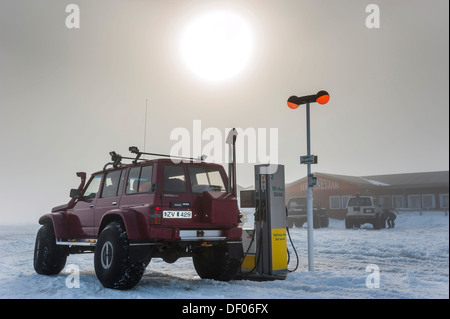 Super-Jeep an der letzten Tankstelle vor der isländischen Hochland, Hotel, Restaurant, Hrauneyjar, Island, Europa Stockfoto