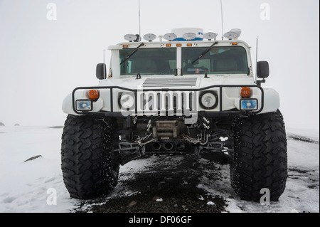 Hummer, umgewandelt zu einem Super-Jeep in eine Winterlandschaft, Island, Europa Stockfoto