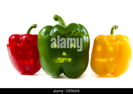 handgeschnitzte Paprika für Halloween isoliert auf weißem Hintergrund Stockfoto