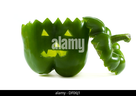 handgeschnitzte grüne Paprika für Halloween isoliert auf weißem Hintergrund Stockfoto