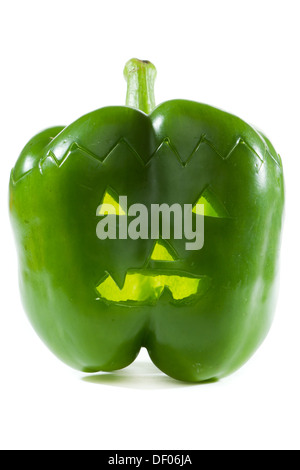 handgeschnitzte grüne Paprika für Halloween isoliert auf weißem Hintergrund Stockfoto