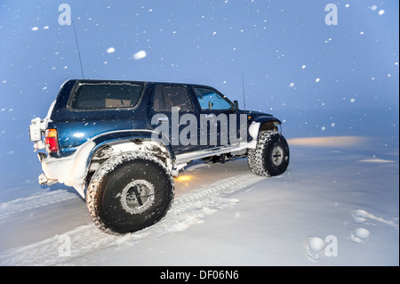 Super-Jeep in einem Schneesturm, winter Landschaft, Vatnajoekull Gletscher, isländische Hochland, Island, Europa Stockfoto