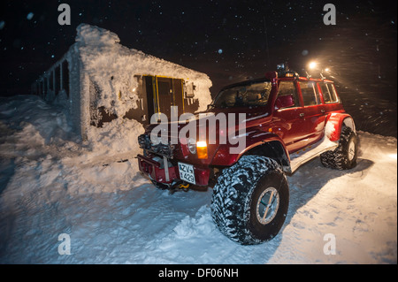 Super Jeeps vor der tief verschneiten und gefrorenen Grímsvoetn Hütte, Schneesturm, isländische Hochland, Island, Europa Stockfoto