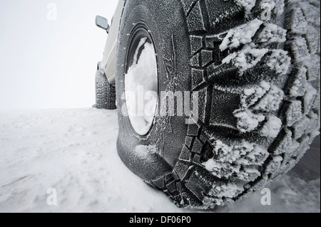 Super Jeep Reifen mit niedrigem Luftdruck für besseren Halt auf Schnee, Island, Europa Stockfoto