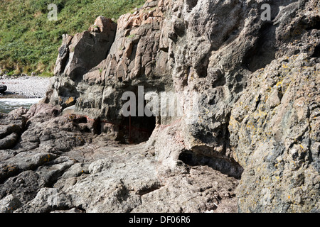 Loch geschnitten aus Stein auf dem Gobbins Klippe Küste Weg Islandmagee Larne Nordirland Stockfoto