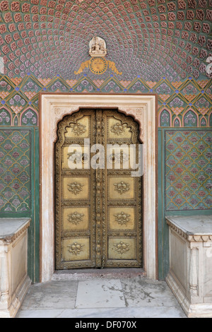 Eingangstür, Chandra Mahal Stadtschloss, Jaipur, Rajasthan, Nordindien, Indien, Südasien, Asien Stockfoto