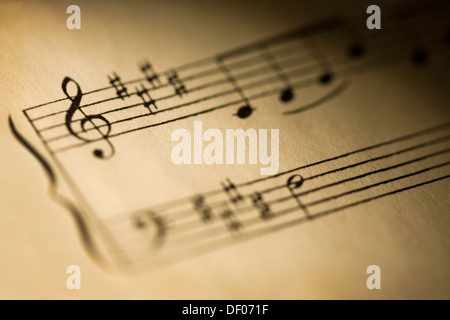 Nahaufnahme der Noten aus einer klassischen Komposition über 100 Jahre alt. Flache Schärfentiefe und Vignette. Stockfoto