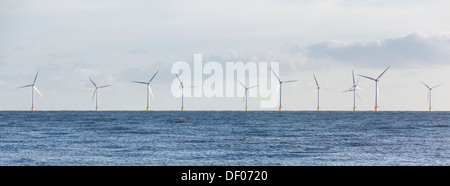 Panoramablick von Windenergieanlagen im Scroby Sands in Norfolk, Großbritannien Stockfoto