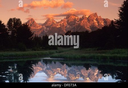 Elk266-1615 Wyoming, Grand-Teton-Nationalpark, Teton Range aus Schwabacher Landung Stockfoto