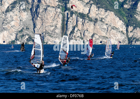 Windsurfer Surfen bei starkem Wind am Gardasee in Malcesine, Veneto, Italien, Europa Stockfoto