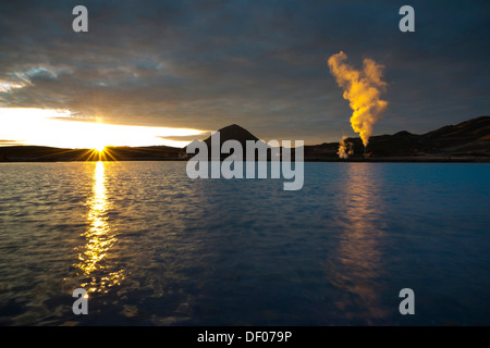 Geothermische Kraftwerk in der Nähe von Myvatn bei Sonnenuntergang, Norðurland Eystra, Nord-Ost Region, Island, Europa Stockfoto