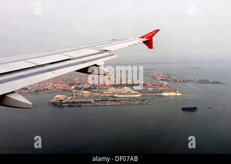 Rechter Flügel, Airbus A319 Air Berlin Flug, Annäherung an Venedig, Veneto, Italien, Europa Stockfoto
