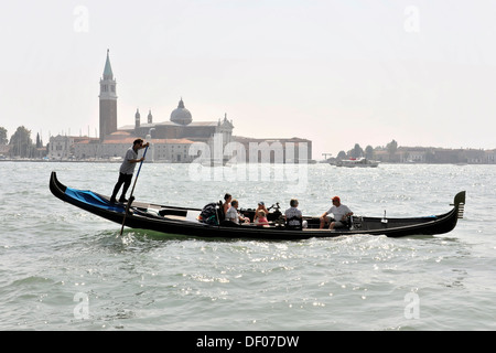 Gondel mit Touristen, Insel San Giorgio Maggiore auf der Rückseite, gebaut von Andrea Palladio im Jahre 1565, UNESCO-Weltkulturerbe Stockfoto