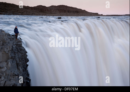 Mann am Dettifoss-Wasserfall auf dem Joekulsá Á Fjoellum Fluss, Region Norðurland Eystra oder Nord-Ost-region Stockfoto