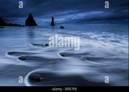 Reynisdrangar Felsformation in der Nähe von Vik Í Mýrdal, schwarzen Sandstrand, Südküste, Island, Europa Stockfoto