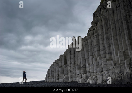 Mann, Blick auf Basaltsäulen, Reynisfjara Strand, einen schwarzen Strand in der Nähe von Vik Í Mýrdal, Südküste, Island, Europa Stockfoto