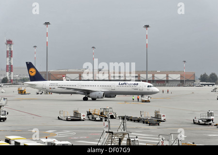 D-AIRT Lufthansa Airbus A321-100, kurz nach der Landung, Flughafen Venedig-Marco Polo, Venedig, Veneto, Italien, Europa Stockfoto