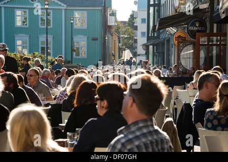 Leute sitzen in einem Straßencafé, Straßenszene, Reykjavík, Island, Europa Stockfoto