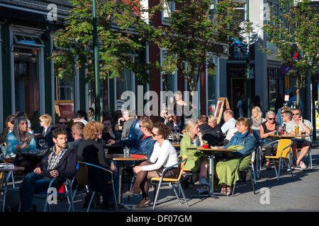 Leute sitzen in einem Straßencafé, Straßenszene, Reykjavík, Island, Europa Stockfoto