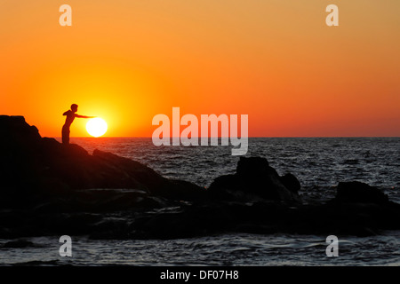 Silhouette einer Person im Sonnenuntergang, Las Penitas Beach in der Nähe von Poneloya, Leon, Pacific, Nicaragua, Mittelamerika Stockfoto