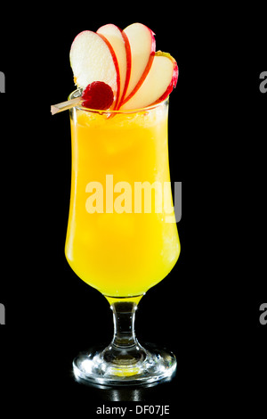 Cocktail, isoliert auf einem schwarzen Hintergrund mit Apfelscheiben garniert Stockfoto