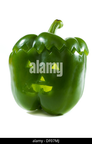 handgeschnitzte grüne Paprika für Halloween isoliert auf weißem Hintergrund Stockfoto