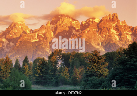 Elk266-1659 Wyoming, Grand-Teton-Nationalpark, Teton Range aus Schwabacher Landung Stockfoto