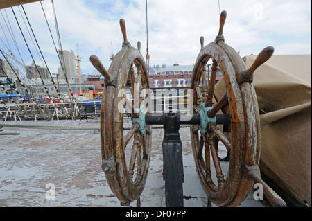 Das doppelte Rad auf der South Street Seaport Museum Segelschiff, Peking, konnte zwei Männer zur gleichen Zeit das Schiff zu steuern. Stockfoto