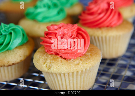 Geeiste dekorierten Cupcakes auf einem Küchentisch Stockfoto