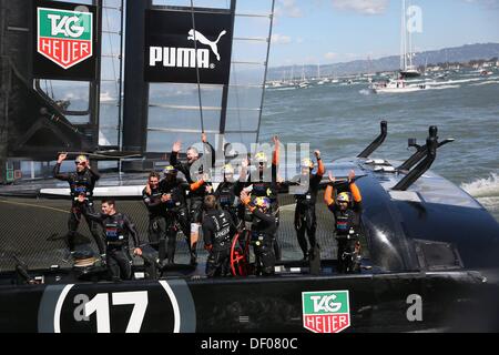 San Francisco, Kalifornien, USA. 25. September 2013. Oracle Team USA Mitglieder feiern nach 2013 Amerikas Pokal mit ein unglaubliches Comeback gewann die letzten acht Rennen gegen Emirates Team New Zealand den Titel behalten 9-8 © Jeremy Breningstall/ZUMAPRESS.com/Alamy Live-Nachrichten Stockfoto