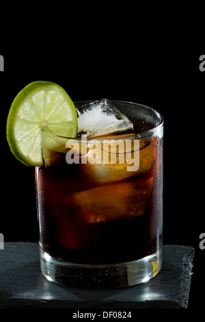 klassische Cocktail serviert auf den Felsen auf schwarzem Hintergrund isoliert Stockfoto