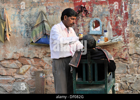 Straße Barbier rasieren einen Mann, Zentrum von Jaipur, Rajasthan, Nord-Indien, Südasien, Asien Stockfoto