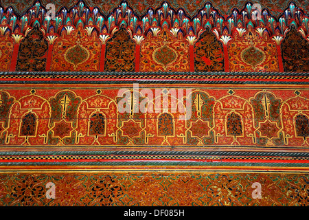 Dekorierte Wand, bemalte Ornamente auf Schmelzstein, Palais De La Bahia, Medina, Marrakesch, Marokko, Afrika Stockfoto