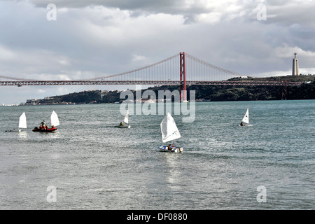 Ponte 25 de Abril, Brücke über den Rio Tejo, Tejo, 1966 eingeweiht, Hängebrücke, Boote eine Segelschule am Stockfoto