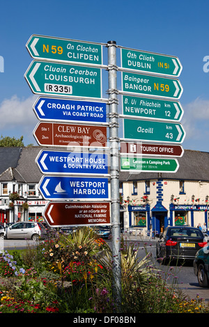 verschiedenen Straße Richtung unterschreibt in Westport county Mayo Republik von Irland Stockfoto